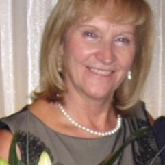 Bio Photo Alison Munro (1)